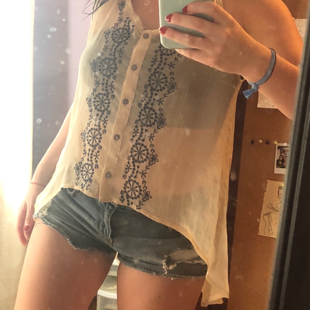 Flowy High-Low Patterned Tank - Picture 2 of 4